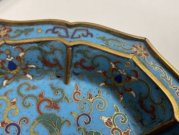 Een paar Chinese bloemvormige cloisonn&eacute; schotels, Qianlong